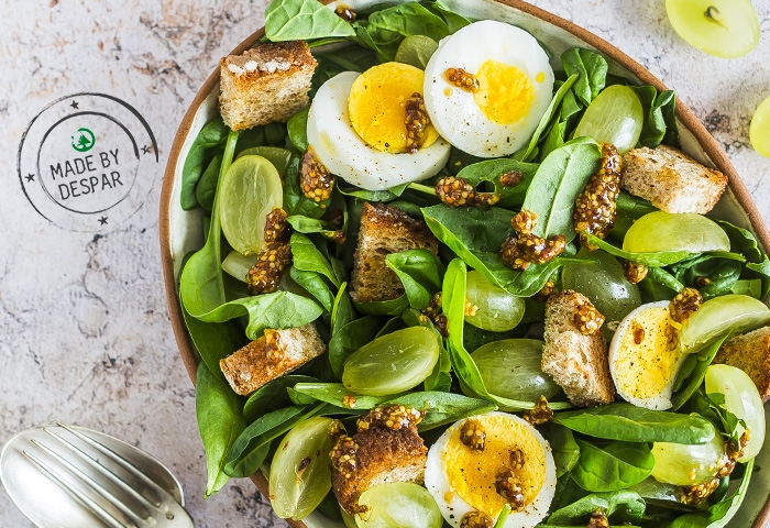 Insalata con spinacini, uva e uova sode