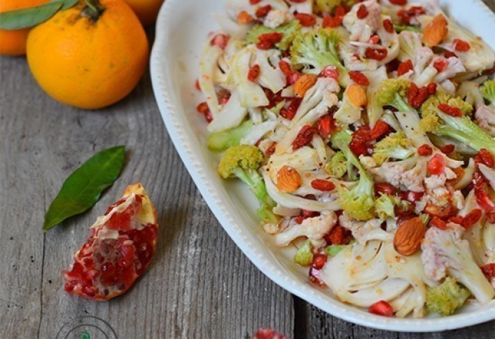 Insalata di cavolfiore, broccolo, bacche di Goji e di Physalis