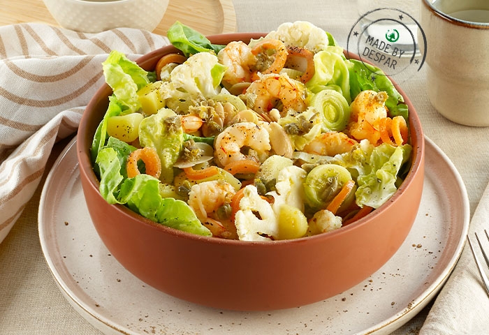 Insalata di cavolfiori crudi con gamberi all’arancia, patate, porro e carote