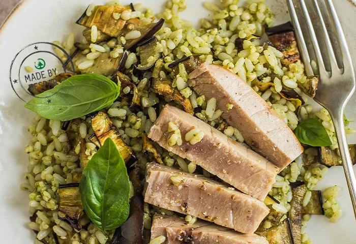 Insalata di cereali con pesto, melanzane grigliate e tonno fresco