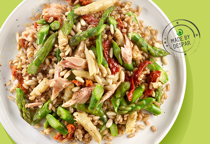 Insalata di farro con asparagi, tonno, pomodorini secchi e pinoli