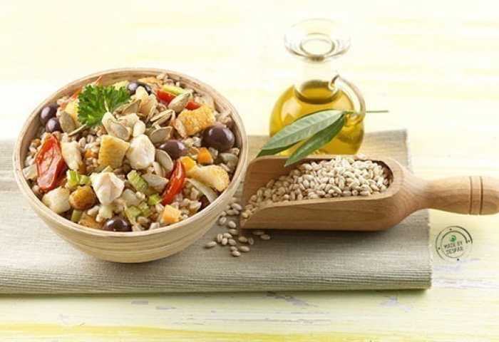 Insalata di farro con orata e pomodorini
