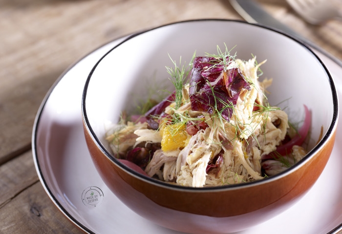 Insalata di gallina, radicchio, mandorle, melagrana e cipolla