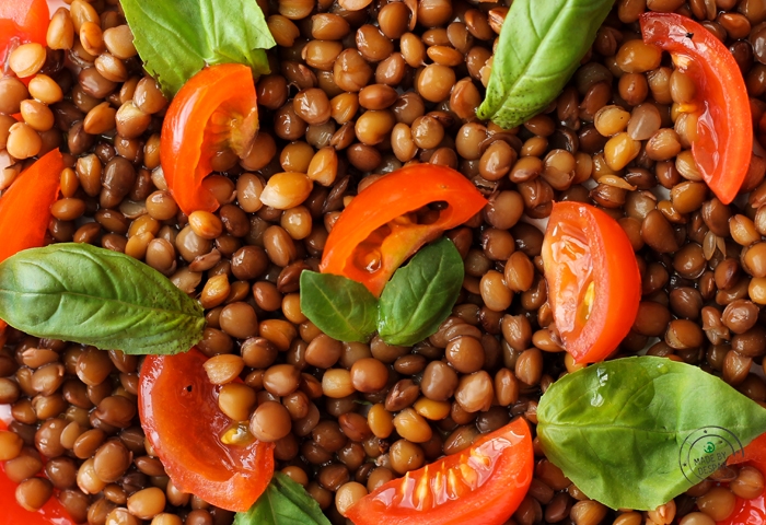 Insalata di lenticchie, pomodorini e basilico