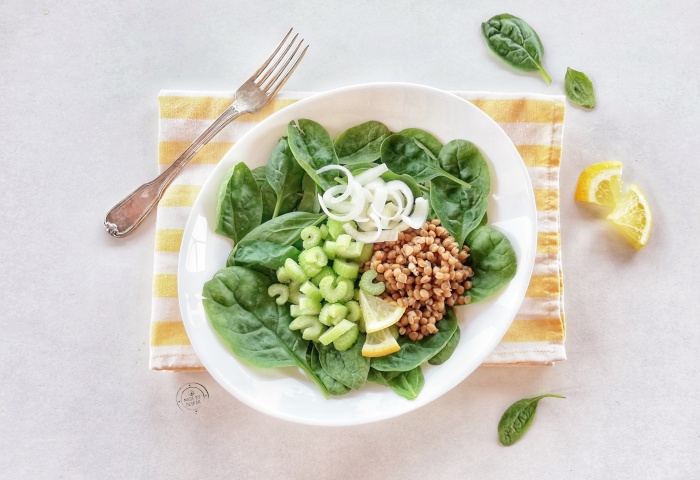 Insalata di lenticchie, spinaci, sedano e cipollotto al limone