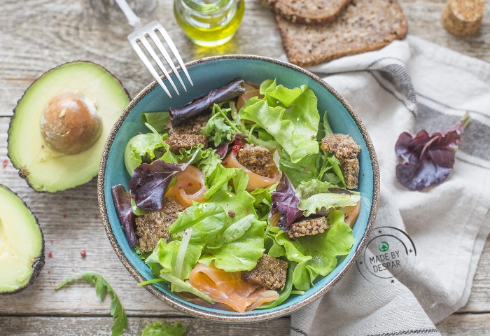 Insalata di misticanza, salmone affumicato e pane di segale