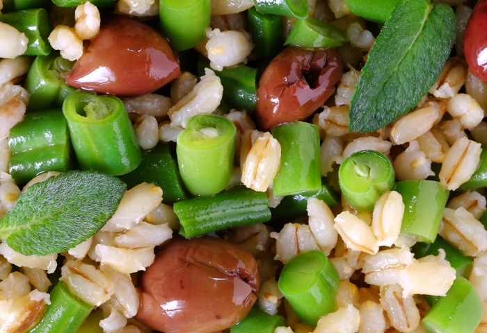 Insalata di orzo, fagiolini e olive