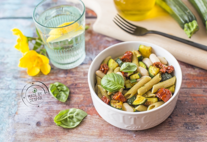 Insalata di pasta con cannellini, zucchine e pomodori secchi