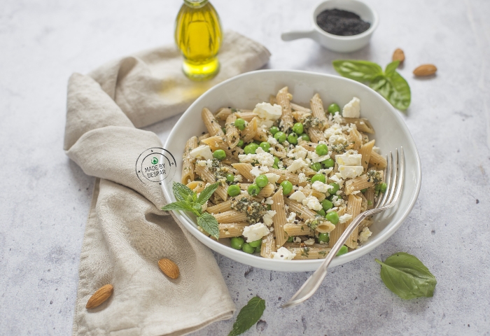 Insalata di pasta integrale con piselli, pesto di menta e feta