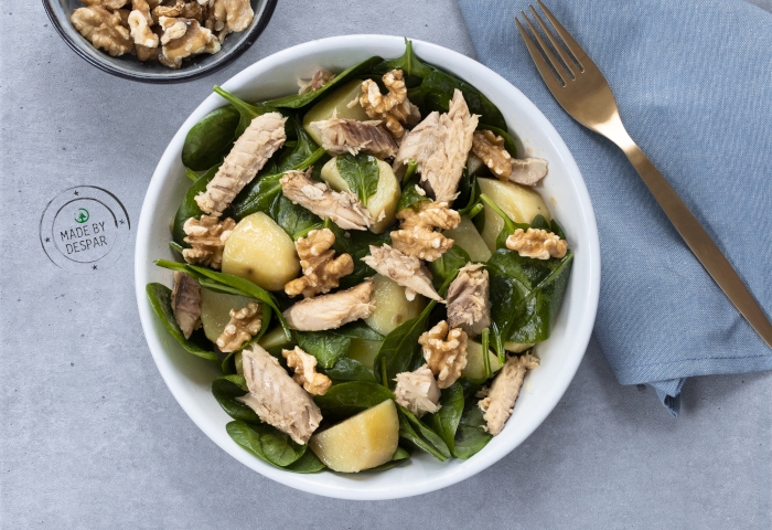 Insalata di patate con sgombro, spinacini e noci