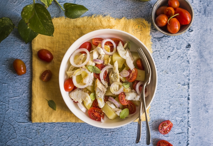 Insalata di patate con spigola, pomodorini e cipolla rossa