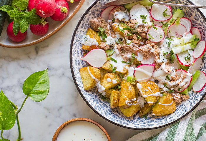 Insalata di patate croccanti con cetrioli, ravanelli e tonno