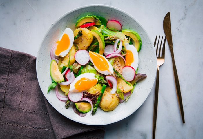 Insalata di patate novelle, uova e asparagi