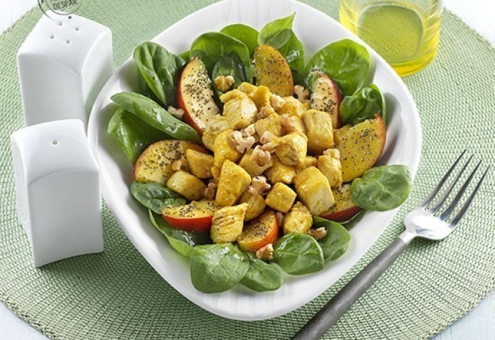 Insalata di pollo al curry e pesche