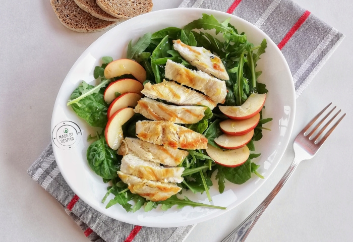 Insalata di pollo con mele, rucola e spinacini