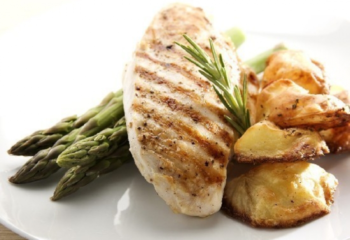 Insalata di pollo con patate, asparagi e noci