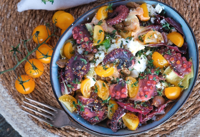 Insalata di polpo, feta, timo e pomodorini gialli