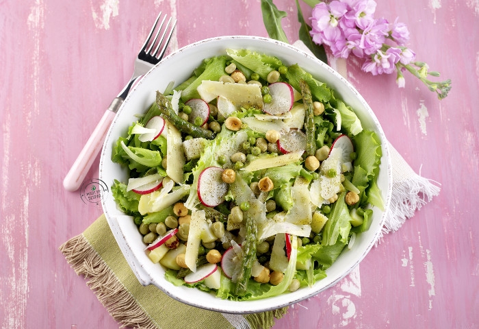 Insalata di primavera con verdure, legumi, patate e pecorino