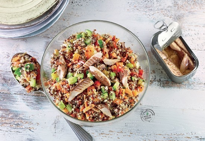 Insalata di quinoa con caponatina di verdure estive e sgombro