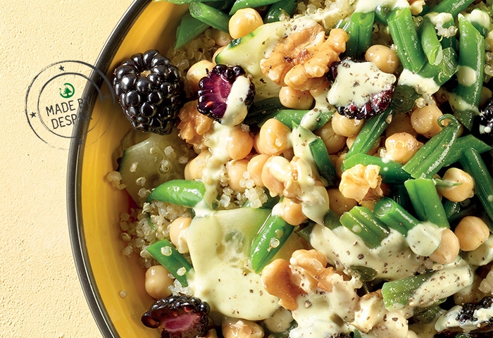 Insalata di quinoa con ceci, fagiolini, cetrioli, more e noci con salsa al cocco e curry