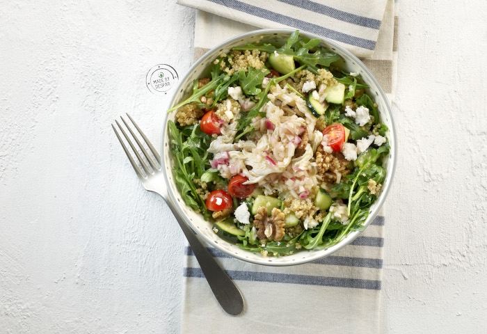 Insalata di quinoa, pollo sfilacciato, feta e vinaigrette alla cipolla di Tropea