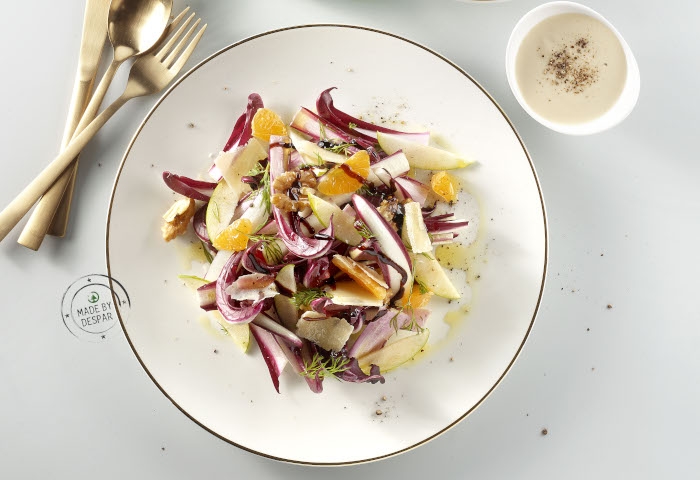 Insalata di radicchio, mela, pera, noci, mandarino, grana e aceto balsamico