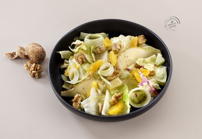 Insalata di radicchio variegato con sedano, pere e noci