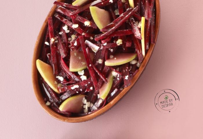 Insalata di rape rosse marinate con mele e Pecorino