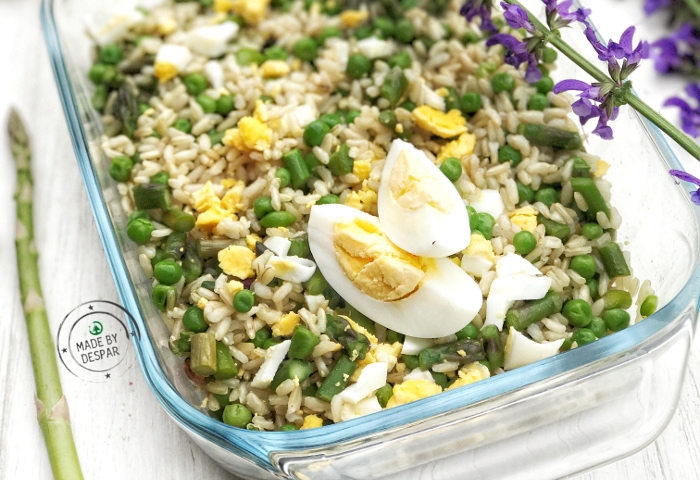 Insalata di riso con asparagi, piselli e uova