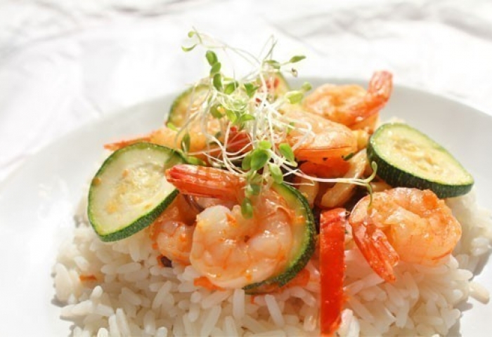 Insalata di riso con gamberi all'arancia e zucchine