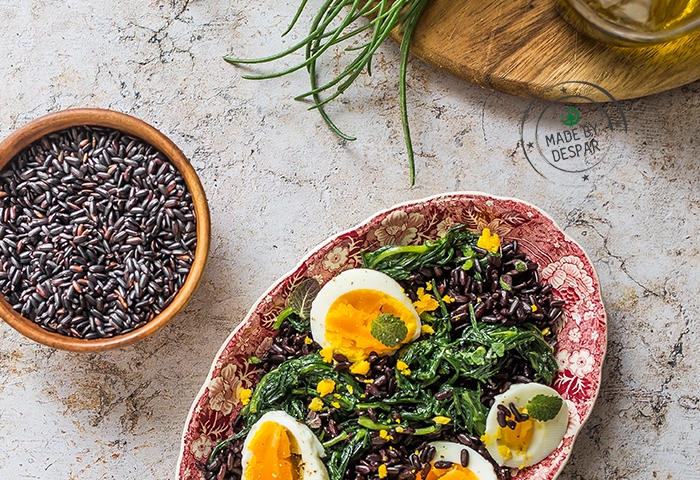 Insalata di riso nero con agretti, uova e menta