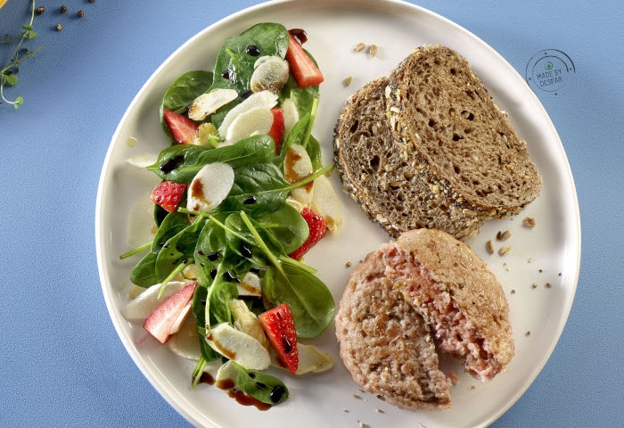 Insalata di spinacino, fragole e asparagi bianchi, burger di vitello e pane integrale