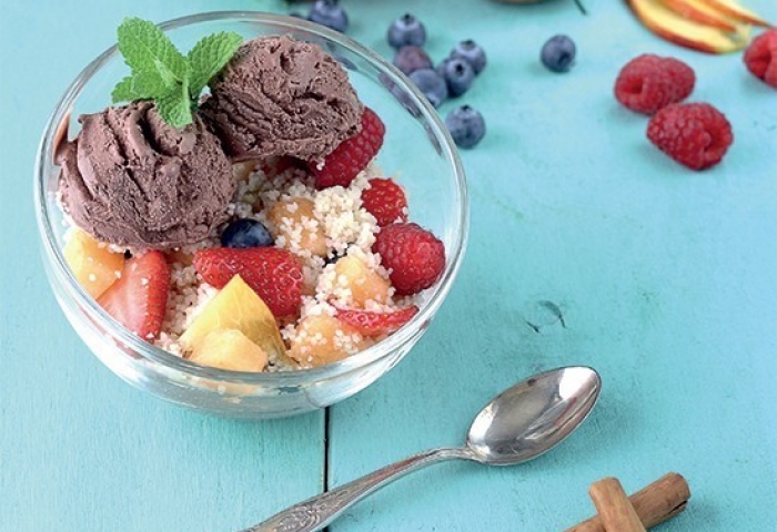 Insalata dolce di cous cous con frutta fresca e gelato al cacao