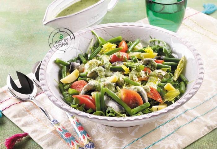 Insalata estiva con ortaggi, alici marinate e dressing allo yogurt e cetriolo