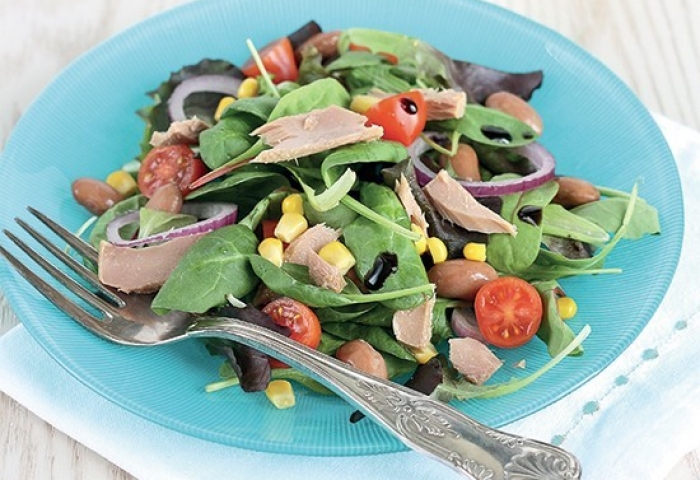 Insalata misticanza con tonno, fagioli, cipolla e pomodorini