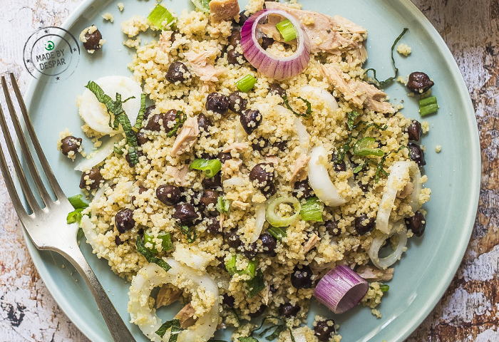 Insalata tiepida di cous cous con ceci neri, cipollotti e tonno