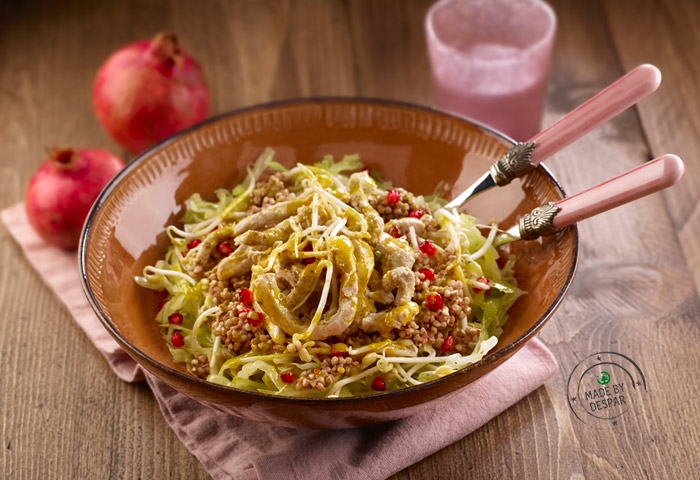 Insalata unica con cavolo cinese, tacchino, grano saraceno e dressing alla curcuma