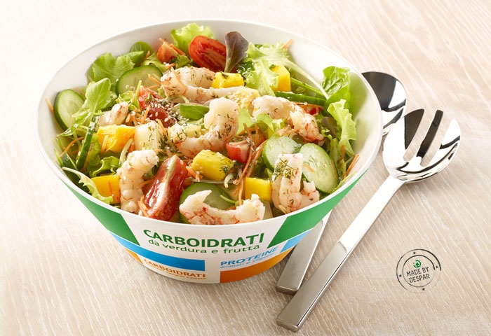 Insalata unica con mango e melone, gamberi, riso rosso