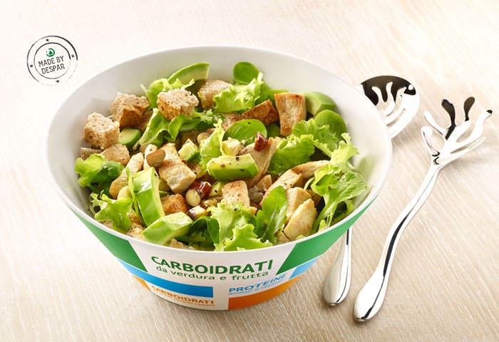 Insalata unica con misticanza e avocado, pollo e crostini