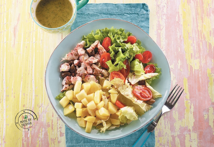 Insalata unica con polpo, patate e dressing al prezzemolo e pinoli