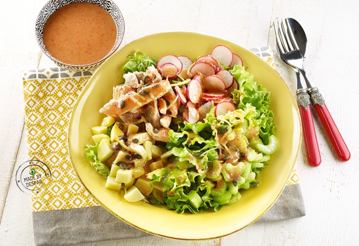 Insalata unica con sgombro, patate e dressing alle fragole e zenzero