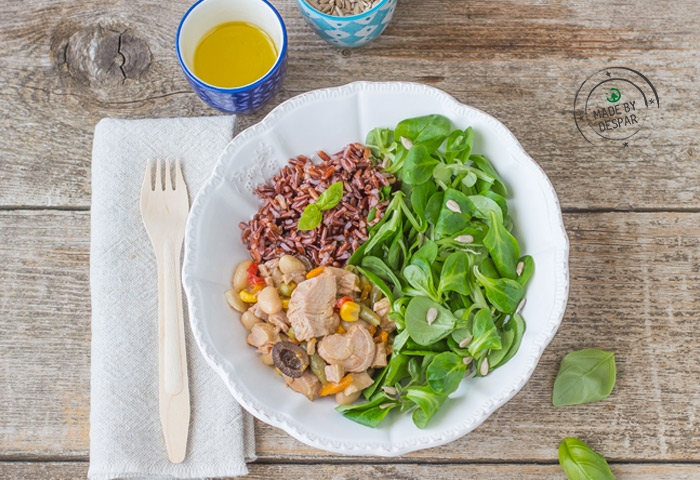 Insalata unica con valeriana, tonno e riso rosso
