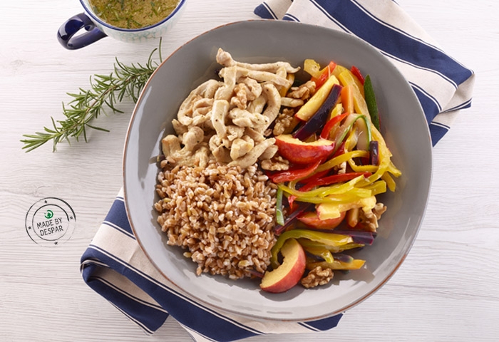 Insalata unica di verdure al vapore e pesche con pollo, farro decorticato e dressing al rosmarino