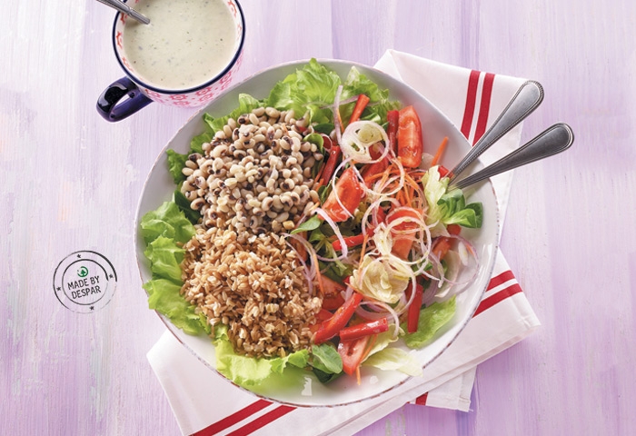 Insalata unica mista con fagioli dall’occhio, avena e salsa allo yogurt e cetriolo