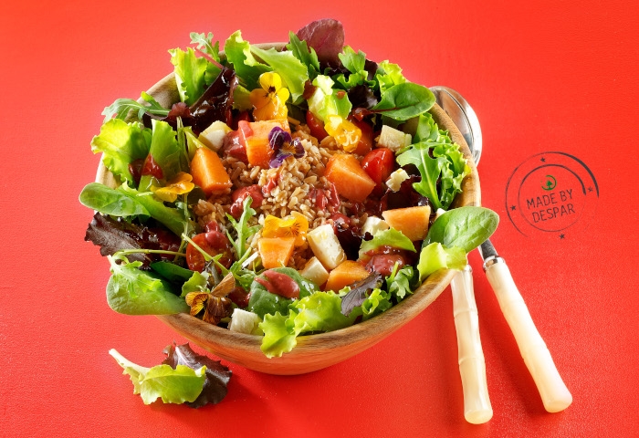 Insalata unica: pomodorini, melone, feta greca, avena e fiori