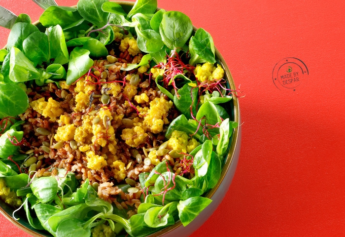 Insalata unica: spinacino, fagiolini, zucchine, riso rosso, uova, germogli e semi di zucca