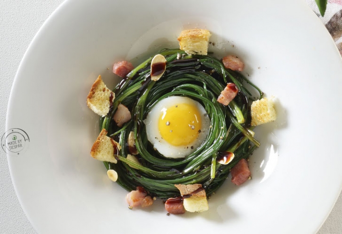 Insalatina di agretti con mandorle tostate, uova di quaglia e pancetta