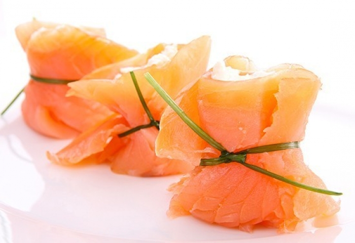 Involtini di panettone, robiola e salmone