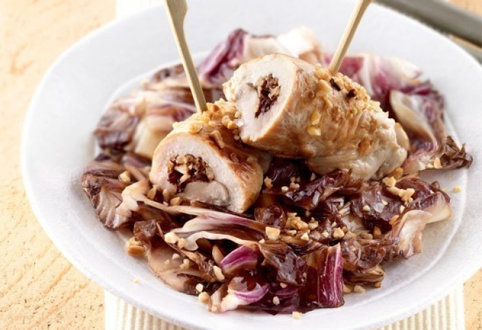Involtini di pollo con radicchio e nocciole