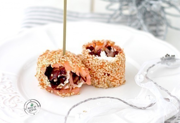 Involtini di salmone con radicchio e semi di sesamo